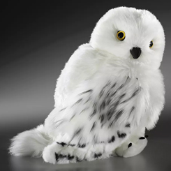 Peluche de Hedwig basado en la saga de Harry Potter; este peluche es la última versión de la marioneta electrónica e interactiva Hedwig. Presentado en una bandeja