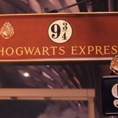 Espectacular placa a tamaño real del andén 9 3/4 de la estación King’s Cross realizado en madera. Esta placa del Hogwarts Express tiene unas dimensiones aproximadas de 20 x 56 cm.