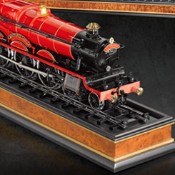 Réplica oficial del Tren Hogwarts Express de la saga de Harry Potter, disfruta con este Expreso Hogwarts que partirá desde la Estación 9 y 3/4 hacia el Colegio Hogwarts de Magia y Hechicería. 