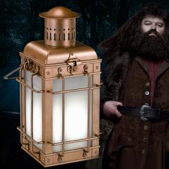 Preciosa réplica de la Lámpara de Hagrid basada en la saga de Harry Potter. Esta preciosa recreación tiene una altura aproximada de 33 cm. Puede funcionar sola o bien con la varita de control remoto de Harry Potter.
