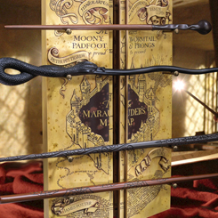 Pack varitas del Merodeador basado en la saga de Harry Potter. Este precioso pack está compuesto por las varitas de Remus Lupin, Peter Pettigrew, Sirius Black y James Potter.