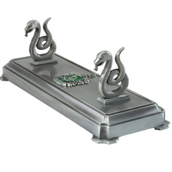 Las varitas mágicas no se pueden tener en cualquier lado, aquí tienes un práctico y precioso soporte de metal fundido basado en el Escudo de Slytherin para sostener tu varita preferida, ideal para decorar tu hogar. 