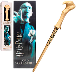 Preciosa y mágica réplica oficial de la varita de Lord Voldemort, el personaje más malvado de la serie de películas Harry Potter. Viene en una bonita caja con ventana y con un marcador lenticular,