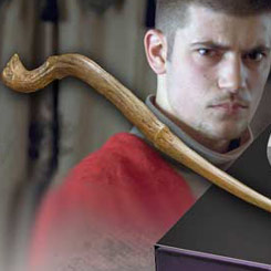 Detallada y realista réplica oficial de la varita de Viktor Krum con motivo de la película Harry Potter, Las Reliquias de la Muerte (Harry Potter and the Deathly Hollow). 