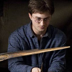 Réplica de la varita rota de Harry Potter en Harry Potter y las Reliquias de la Muerte (Harry Potter and the Deathly Hollow). 