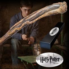 El poder de la magia se concentra en cada detalle de esta réplica oficial de la icónica varita rota de Harry Potter, tal como aparece en "Harry Potter y las Reliquias de la Muerte". A escala 1:1 