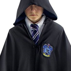 Túnica Oficial de Mago infantil de Ravenclaw basado en la saga de Harry Potter. Esta divertida túnica tiene unas dimensiones aproximadas de: largo total 95 cm, ancho 75 cm y largo de manga 44 cm., 