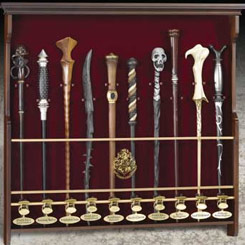 Eleva tu colección al siguiente nivel con este magnífico expositor de madera, diseñado para exhibir hasta diez varitas de la emblemática saga de películas de Harry Potter. Con una estructura robusta y elegante