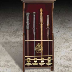 Añade un toque mágico a tu colección con este impresionante expositor de madera, diseñado específicamente para exhibir hasta cuatro varitas de la icónica saga de Harry Potter.