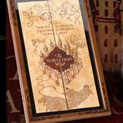 Elegante expositor realizado en madera para guardar la réplica a tamaño real del Mapa del Merodeador (Marauder´s Map) impreso en papel de pergamino.