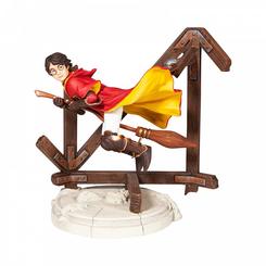 Figura Harry Potter jugando a Quidditch. "Wizarding World of Harry Potter presenta esta figura del personaje que seguramente capturará los corazones y la imaginación