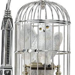 Réplica oficial de Hedwig en su jaula basado en la saga de Harry Potter. Esta preciosa recreación está realizada en resina y tiene una altura aproximada de 25 cm. 