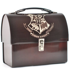 Lunch Box Oficial del escudo de Hogwarts basada en la saga de Harry Potter. Realizada en metal y con unas dimensiones aproximadas de 25 x 19 x 8 cm. Ya no tienes excusa para transportar tu comida o tus objetos preferidos en esta preciosa lunch box. 