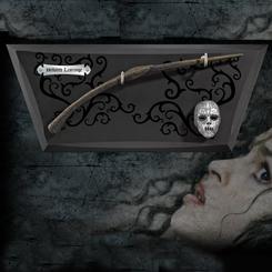 Maravillosa, detallada y mágica réplica oficial de la varita de Bellatrix Lestrange Viene con un soporte de pared. Realizada en resina (Polyresin). Escala 1:1.