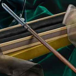 ¡Descubre la oscura elegancia con la réplica oficial de la varita mágica de Draco Malfoy, directamente desde el universo encantado de "Harry Potter"! Esta cautivadora pieza, realizada en resina de alta calidad 