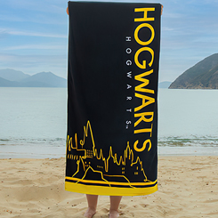 Toalla de Hogwarts basada en la saga de Harry Potter. Tus días de playa y piscina no serán lo mismo con esta preciosa toalla con la imagen de Hogwarts, esta preciosa toalla tiene unas dimensiones aproximadas de 70 x 140 cm.