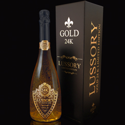 Botella Lussory Majestic 24k se presenta como un espumoso, lleno de glamour y que contiene oro comestible de 24 quilates. Lussory Majestic 24k nace de una cuidada selección de uvas.