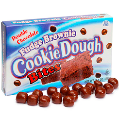 Pack compuesto por 2 paquetes de Fudge Brownie Cookie Dough Bites de 88 g. Deliciosos bocaditos rellenos de masa de la delicioso brownie y todo ello recubierto de chocolate.