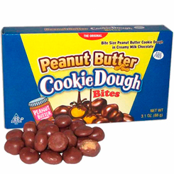 Pack compuesto por 2 paquetes de Peanut Butter Cookie Dough Bites de 88 g. Deliciosos bocaditos rellenos de masa de la deliciosa crema de cacahuete  y todo ello recubierto de chocolate