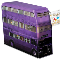 Mágica hucha del Knight Bus basada en la saga de Harry Potter. Esta preciosa hucha está llena de gominolas de Harry Potter como el Sombrero Seleccionador, la cicatriz en forma de rayo 