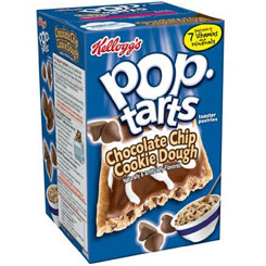 Paquete de Kellogg's Pop Tarts Frosted Chocolate Chip Cookie Dough relleno de chocolate fundido y deliciosa masa de galletas todo ello cubierto por un glaseado.