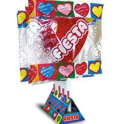 Un corazón gigante que te encantará. Réplica gigante de la famosa Piruleta Corazón. Contiene en su interior 17 piruletas de sabor cereza de 13g cada una. 