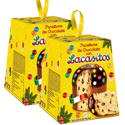 Delicioso Pack de Navidad de Lacasitos compuesto por dos Panettones con trocitos de chocolate y cubierto de Chocolate con leche y Lacasitos de 100 gr., Ideales para colgar en el arbol de Navidad