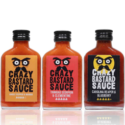 Pack 3 Salsas Crazy Bastard HOT compuesto por un bote de Ghost Pepper & Mango (nitidez: 8/10). Un bote de Trinidad Scorpion & Clementinas (picante: 9/10). Y un bote de Carolina Reaper y arándanos (picante: 10/10). Cada bote contiene 100 ml. 