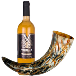 Pack de una botella de Hidromiel y un Cuerno Vikingo. El pack está compuesto por una de estas botellas de hidromiel "Valhalla Clásica, Tradicional,  Doble Miel o Freyja (depende del estado del stock)". 