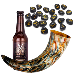 Pack de un botellín de Hidromiel, un Cuerno Vikingo y un set de piedras con runas vikingas. El pack está compuesto por uno de estos botellines de hidromiel "Valhalla Clásica, Tradicional,  Doble Miel o Freyja (depende del estado del stock)". 