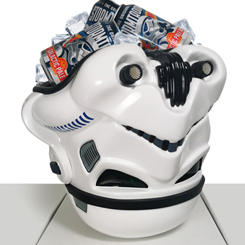 Pack compuesto por un Casco electrónico de Stormtrooper Black Series  y cuatro latas Stormtrooper Galactic. Con este fantástico pack podrás disfrutar de las cervezas creada para homenajear a la saga de Star Wars.