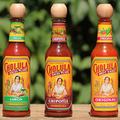 Pack de 3 salsas Cholula compuesta por un bote de Original, uno de Limón y otro de Chiplote. Pon un toque de México a tu comida preferida con este pack de tres salsas de 150 ml.