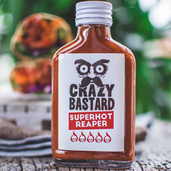 Salsa Crazy Bastard Superhot Reaper amplía los límites del sabor y el picante: ambos son extremadamente intensos pero equilibrados. Chiles Carolina Reaper fermentados con una mezcla embriagadora de especias criollas y mostaza fuerte.