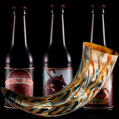 Set compuesto por 3 botellas de Hidromiel y un Cuerno Vikingo, 1 botellín de 33cl de Lycanthrope, 1 botellín de 33cl de Hijos del Bosque y un 1 botellín de 33cl de Viking Bad Original.