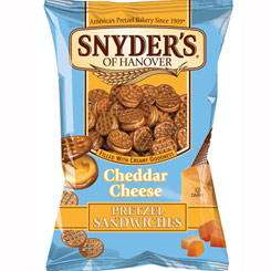 Pack de 2 Bolsas de American Snyders Cheddar Cheese Pretzel Sandwich. Deliciosos Mini Sandwiches de Pretzels con un espectacular relleno de queso Cheddar.