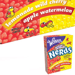 Pack compuesto por 2 cajitas de Wonka Nerds Lemonade/Wild Cherry & Apple/Watermelon de 46,7 gr. Los Wonka Nerds son unos caramelitos crujientes muy populares en USA.