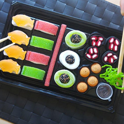 ¿Eres fan del sushi?  Entonces puedes sorprender a los tuyos con esta divertida bandeja de chuches en forma de sushi. Disfruta de tu serie o peli preferida degustando está bandeja de sushi creada por Chupa Chups. 