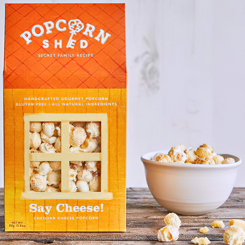 Pack de dos paquetes de Palomitas de maíz con queso cheddar maduro. Palomitas de maíz de queso cheddar maduro deliciosamente ricas y cremosas. Este fuerte sabor a queso es ridículamente adictivo y picante