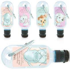 Set compuesto por 4 geles desinfectantes de manos rellenables con los clásicos Disney. Este útil y precioso set está compuesto por cuatro geles que hidratan y desinfectan las manos con una eficacia probada del 99,99%
