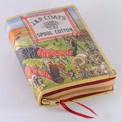 Aventurero bolso Clutch realizado a mano con la forma del libro “Los viajes de Gulliver” (Gulliver's Travels Book Clutch). Esta pequeña obra de arte está realizado en tela de algodón con un tratamiento totalmente ecológico.