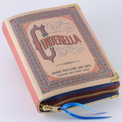 Encantador bolso Clutch realizado a mano con la forma del libro “La Cenicienta” (Cinderella Book Clutch). Esta pequeña obra de arte está realizado en tela de algodón con un tratamiento totalmente ecológico.