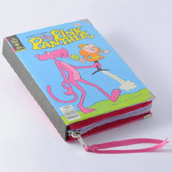 Fantástico bolso Clutch realizado a mano con la forma del libro “La Pantera Rosa” (The Pink Panter Book Clutch). Esta pequeña obra de arte está realizado en tela de algodón con un tratamiento totalmente ecológico.