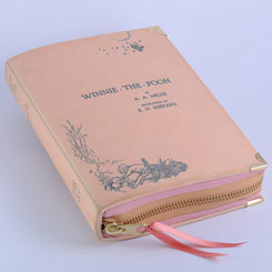 Tierno bolso Clutch realizado a mano con la forma del libro “Winnie The Pooh” (Winnie The Pooh Book Clutch). Esta pequeña obra de arte está realizado en tela de algodón con un tratamiento totalmente ecológico.