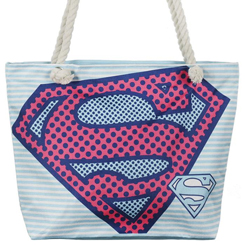 Bolso de Playa Superman basado en el icónico personaje de DC Comics. Este precioso bolso con cremallera de Warner está realizado en poliéster y tiene unas medidas aproximadas 47 x 34 x 13 cm.