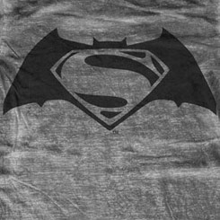 Camiseta con el logo de Batman v Superman Dawn of Justice, producto oficial de DC Comics “Batman v Superman Dawn of Justice“.