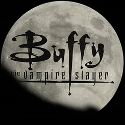 Camiseta Oficial de Buffy Cazavampiros con la silueta de la Luna llena. La camiseta está basada en la popular serie de televisión protagonizada por Sarah Michelle Gellar.