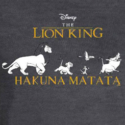Preciosa Camiseta de Hakuna Matata  basada en los famosos personajes del Rey León. Revive las aventuras de Simba y sus amigos más famosos de Disney con esta divertida camiseta. 