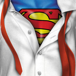 Camiseta con la famosa escena donde Clark Ken está quitándose la camiseta y dejando ver el símbolo de Superman. Disfruta con esta camiseta del Superhéroe por antonomasia, y revive con esta camiseta la aventuras del Hombre de Acero.