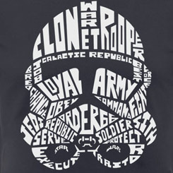 Camiseta Oficial con la reconstrucción un casco de los Clone Trooper a partir de textos utilizados en la popular saga “Star Wars” de George Lucas.