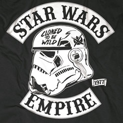 Camiseta del casco de los StormTrooper con la frase “Cloned To Be Wild“. La camiseta está basa en los Soldados Imperiales del Imperio Galáctico